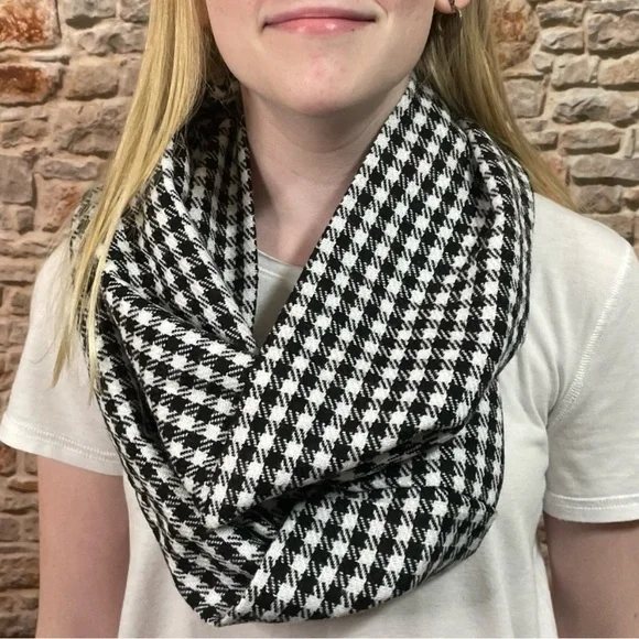 NWT Black & White Infinity Scarf With Hidden Zip Pocket - Picture 6 of 8